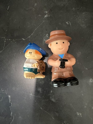 Photographer and Captain figures