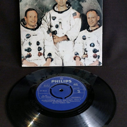 Anthropos sto Feggari used, recorded historic moon landing