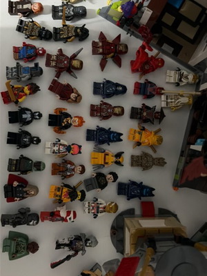 Lego minifigures like new, assorted parts and accessories