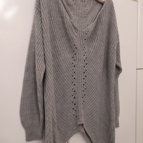 Knit oversized sweater with V neckline grey, like new, one size