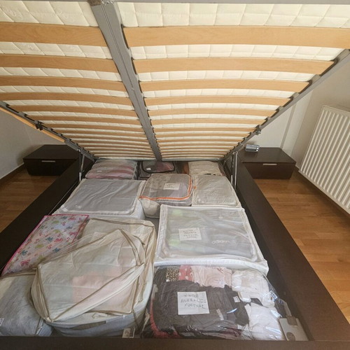 Wooden double bed Casa di Patsi used with storage space