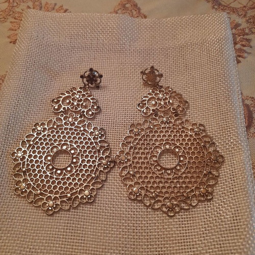 Vintage carved earrings like new, gold color