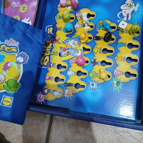 Stikeez collectible suitcase with pouch, dice and cases, like new