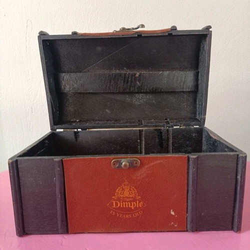 Dimple wooden trunk used with leather details