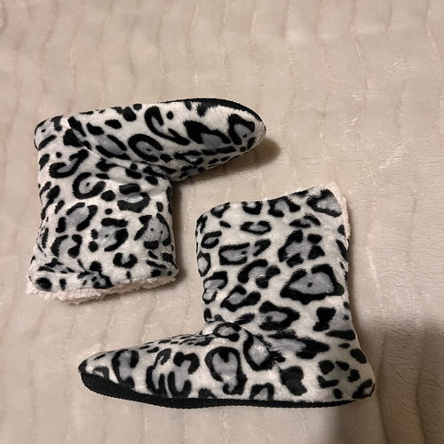 Women's winter house slippers new, white and gray