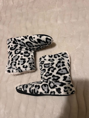 Women's winter house slippers new, white and gray
