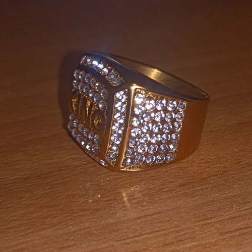 King ring new, gold color with diamonds