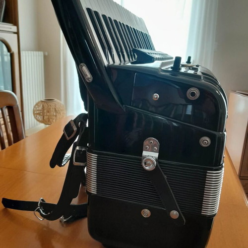 Victoria Professional A420V Accordion like new