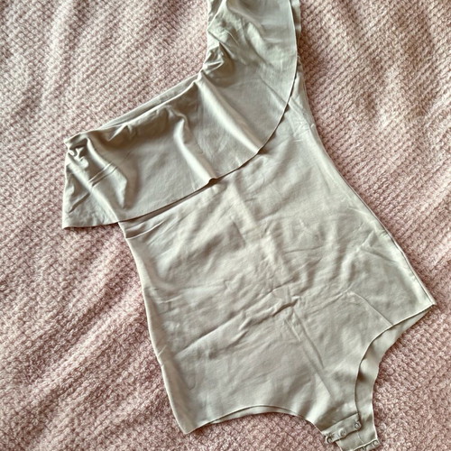 One-shoulder bodysuit Zara like new, beige