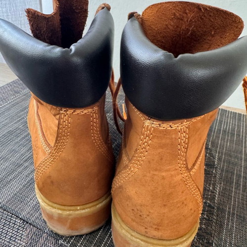 Junior boots leather used, needs cleaning service, size 34