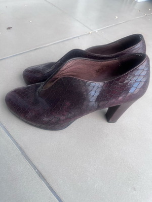 Wonders pumps like new, leather with croco pattern in aubergine