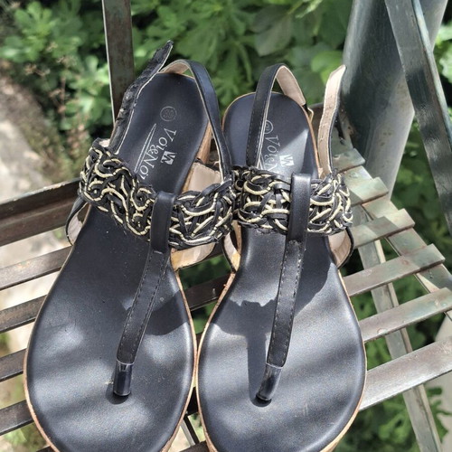 Voi Noi platform sandals size 39 like new, black and gold