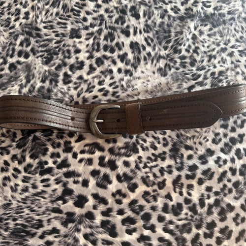 Men's leather belt in brown, like new, with classic metal buckle and triangular logo