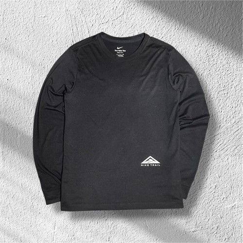 Nike Long-Sleeve Performance Shirt – Excellent Condition & Reflective Detail
