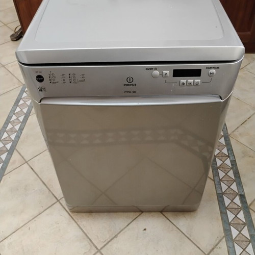 Indesit DFP 584 built-in dishwasher for 14 place settings