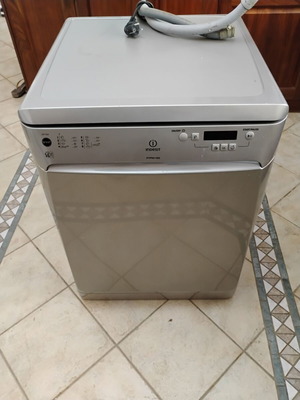 Indesit DFP 584 built-in dishwasher for 14 place settings