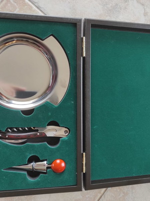 Wine tool set in wooden case new, 5 pieces