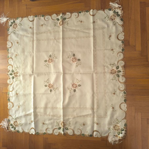 Tablecloth set like new with embroidered lace