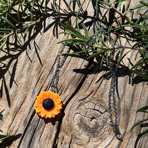 Daisy necklace on stainless steel chain new, orange