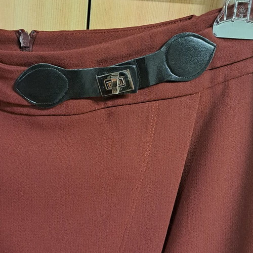 Passager red skirt like new with decorative detail, size 44-46