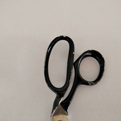 Sewing scissors used with serrated blades for zigzag cutting Solingen Prazision Sandkaulen