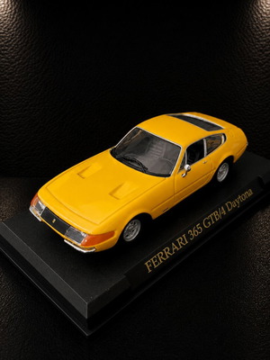 Ferrari 365 GTB/4 Daytona 1:43 scale model like new