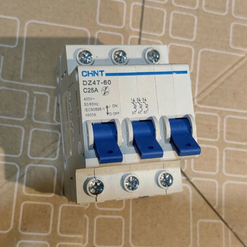 CHNT three-phase DEI circuit breaker 25A used