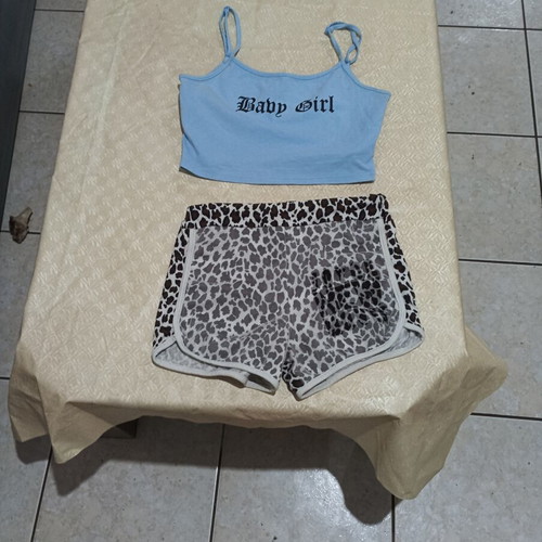 Trendy summer set Shein XS with sky blue crop top and leopard shorts like new