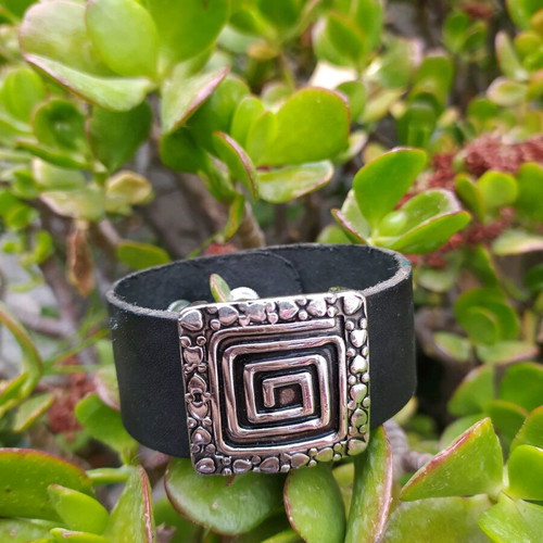 Leather bracelet new with steel detail