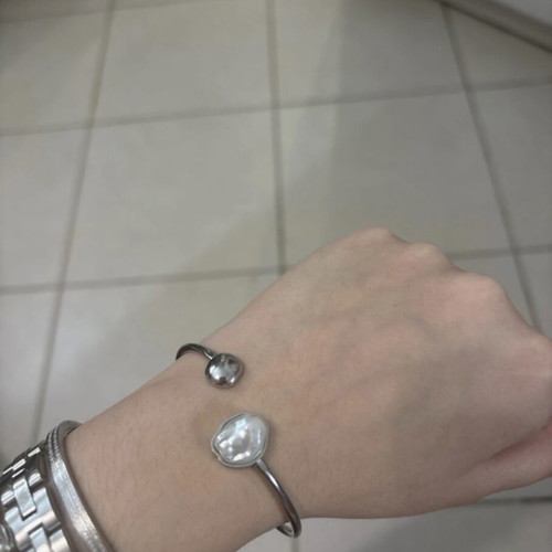 Silver open cuff bracelet with baroque pearl, steel