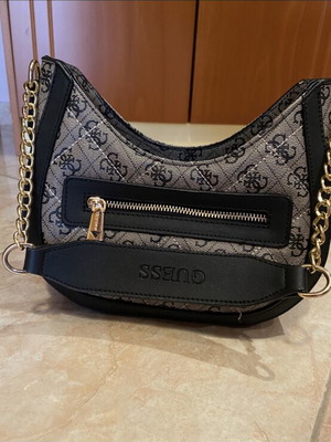 Guess shoulder bag, lightweight and practical