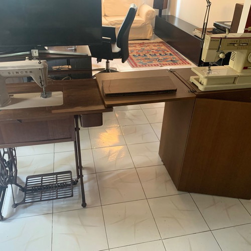Two Singer sewing machines used, models 404 M13 and 8618 Electronic