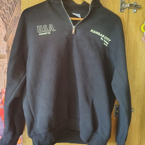 Bershka sweatshirt with zipper and front and back designs