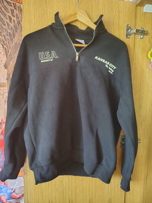 Bershka sweatshirt with zipper and front and back designs