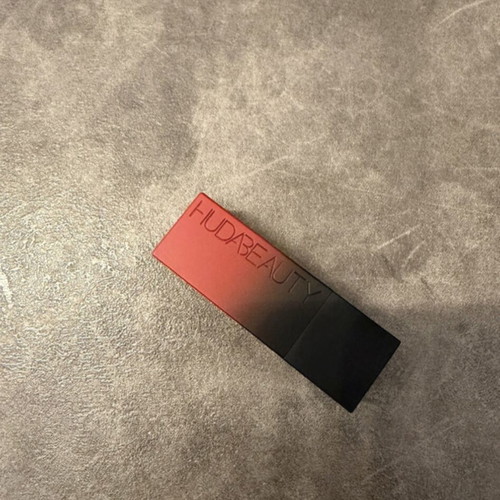Huda Beauty Lipstick new