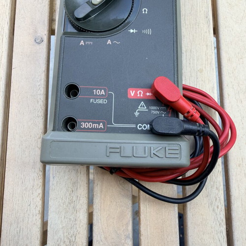 Fluke 77 Multimeter used with original probes and new battery