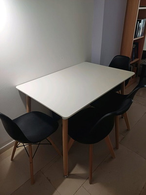 Τραπέζι κουζίνας με 4 καρέκλες σετ σαν καινούργιο