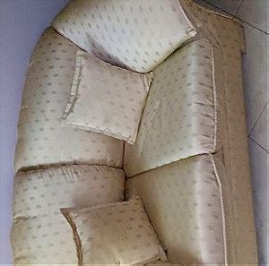 Πλήρες σαλόνι με τριθέσιο καναπέ που γίνεται διπλό κρεβάτι
