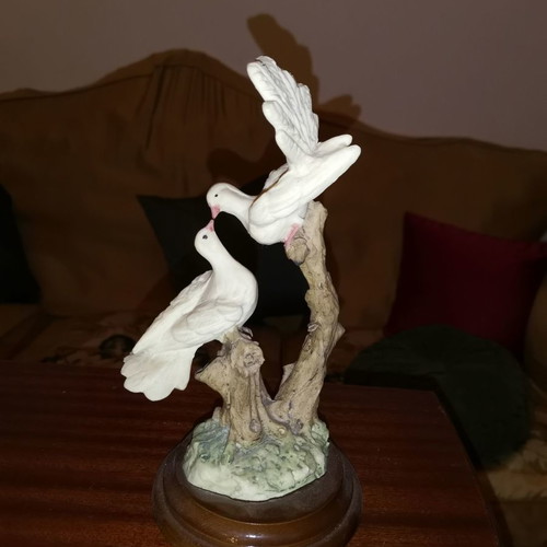 Decorative bird figurines from the 90s like new with wooden base
