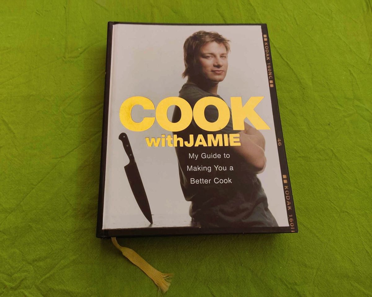 Cook With Jamie by Jamie Oliver, like new - € 12,00 - Vendora.cy