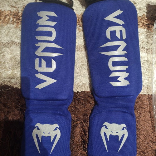 Venum shin guards size M like new, blue