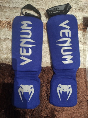 Venum shin guards size M like new, blue