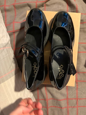 Patent leather pumps with buckle and thick heel like new, size 41