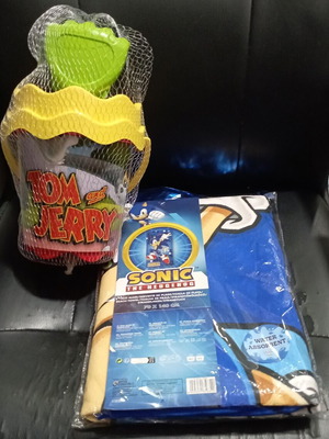 Sonic beach towel children's new with bucket