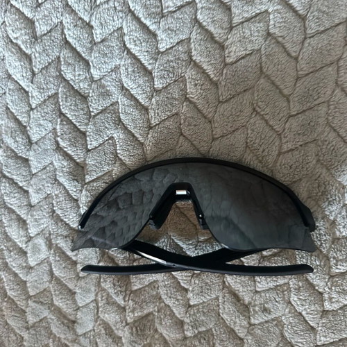 Oakley sunglasses like new, black