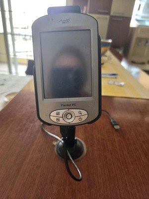 Pocket PC Navigator mio употребяван с монтажна стойка и заряден кабел