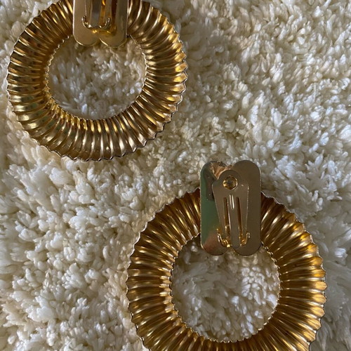 Earrings vintage clip-on with ribbed goldtone daisy design like new