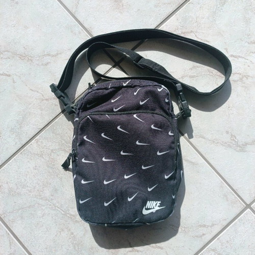 Nike Heritage crossbody bag like new, black and white