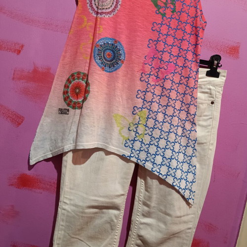 One Green Elephant set size M white jeans and Frutta asymmetric top size M like new