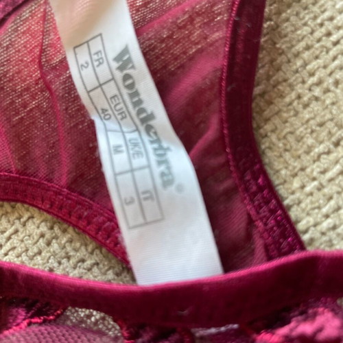 Wonderbra set burgundy lace with string unused and new